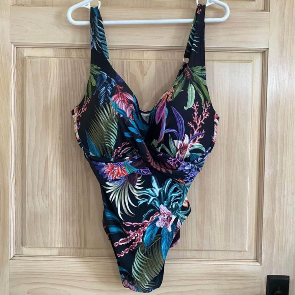 Women’s Terra & Sky floral colorful swimsuit. Size 2X (20W-22W) Like new.